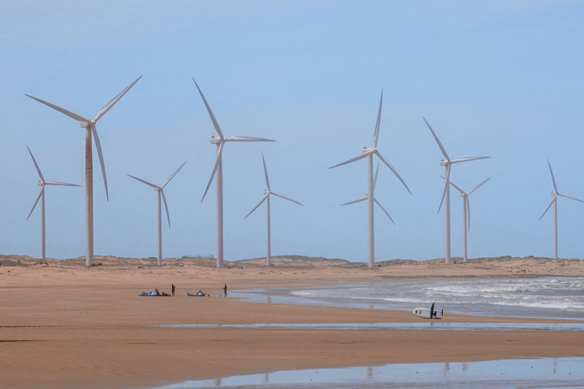 Aerogenerador en un horizonte costero, simbolizando la energía limpia.