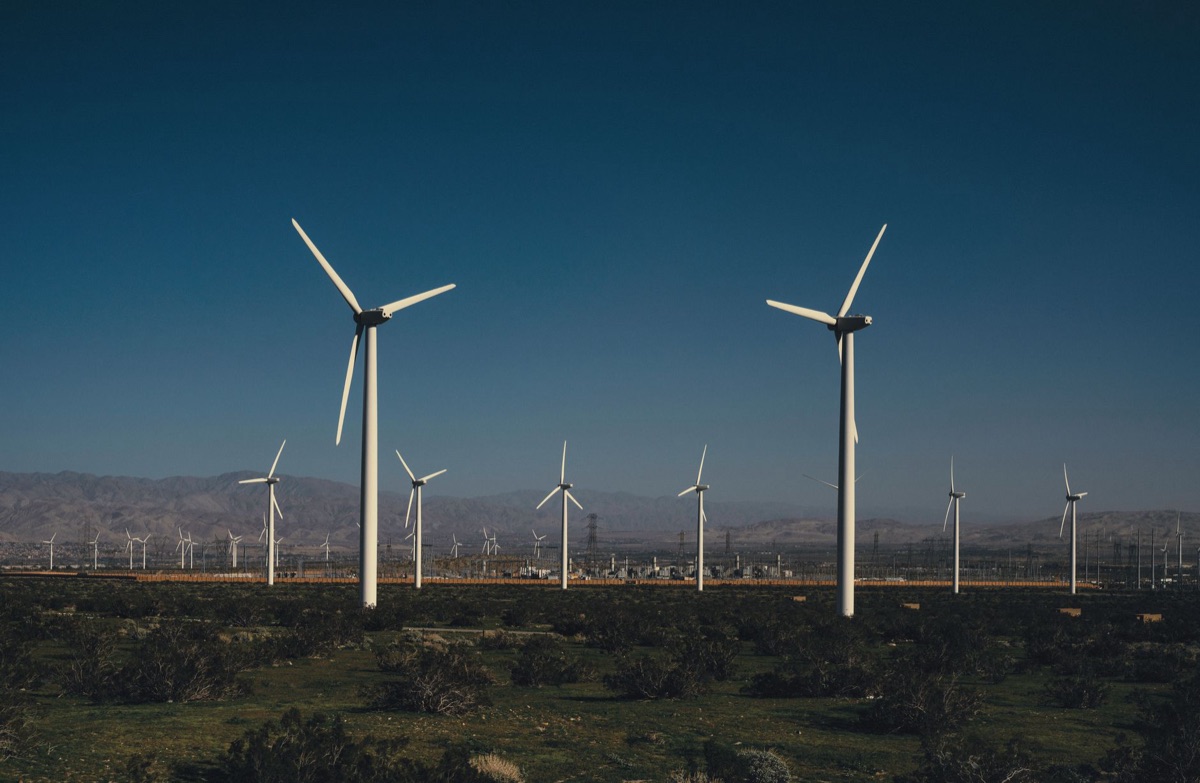 Turbine eoliche in un'area collinare