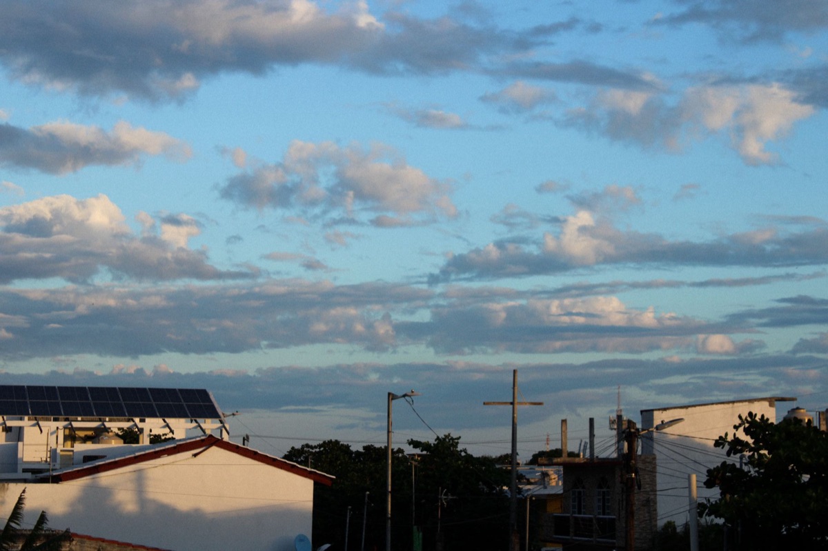 painéis solares instalados em uma usina solar no Cerrado brasileiro