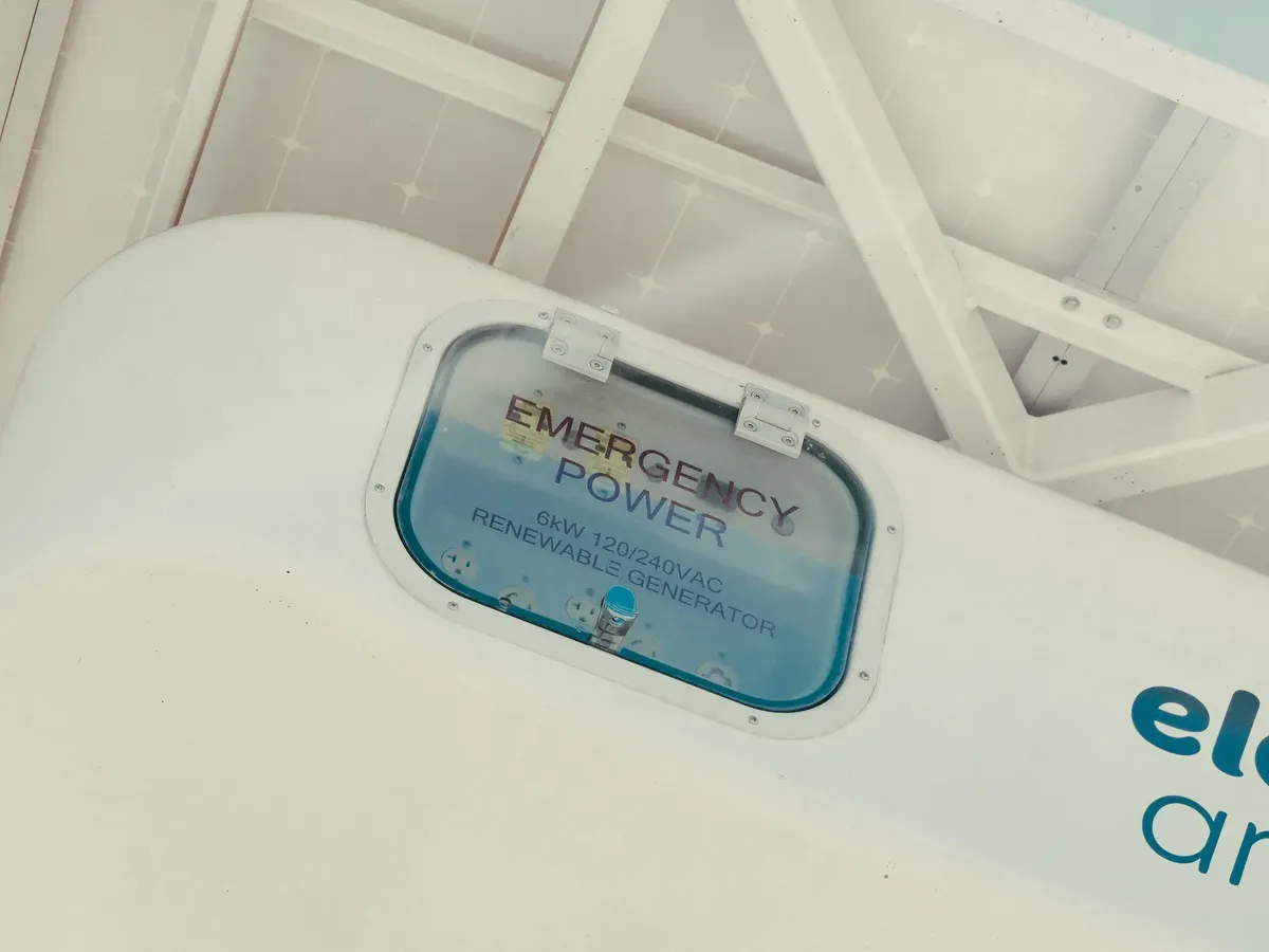 再生可能エネルギーによって駆動される緊急電源発電機の写真。清潔で持続可能な技術コンセプトを反映した写真。