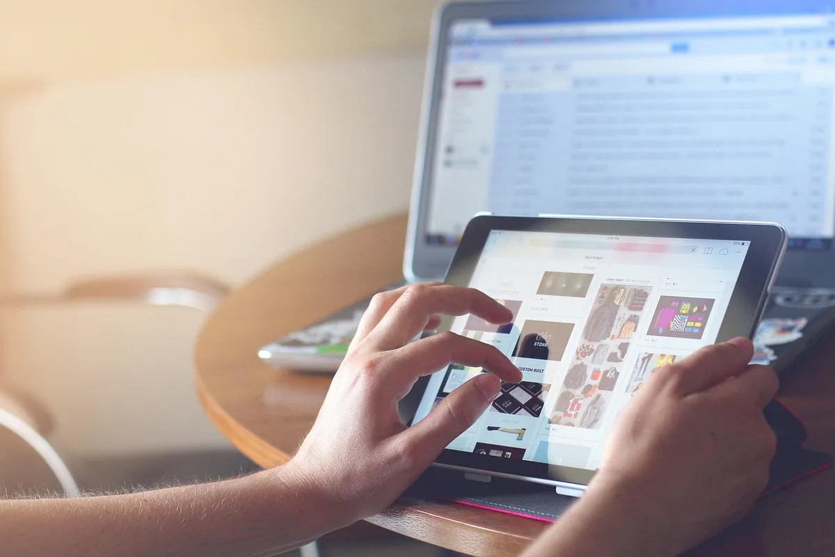 hands, ipad, tablet, technology, digital tablet, touch, computer, screen, communication, wireless, internet, device, digital, electronic, pc, portable, multimed