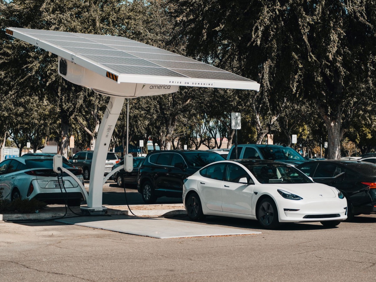Großskalige Tesla Megapack Energiespeicheranlage