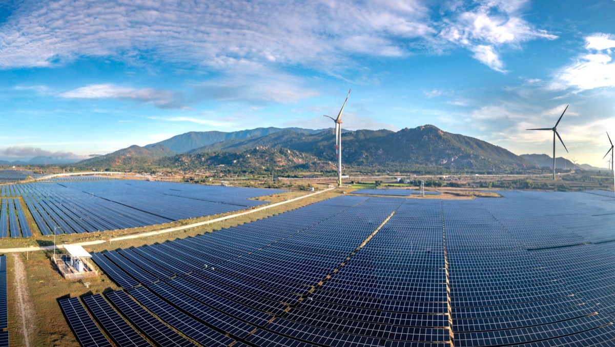 Instalación de paneles solares y aerogeneradores para energía renovable