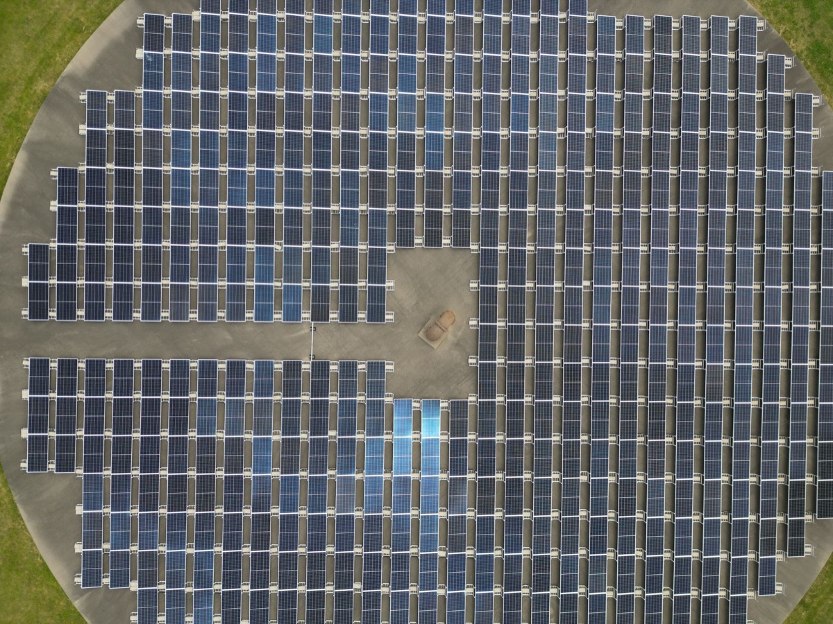 Parque solar conectado a sistemas de armazenamento de energia (ESS).