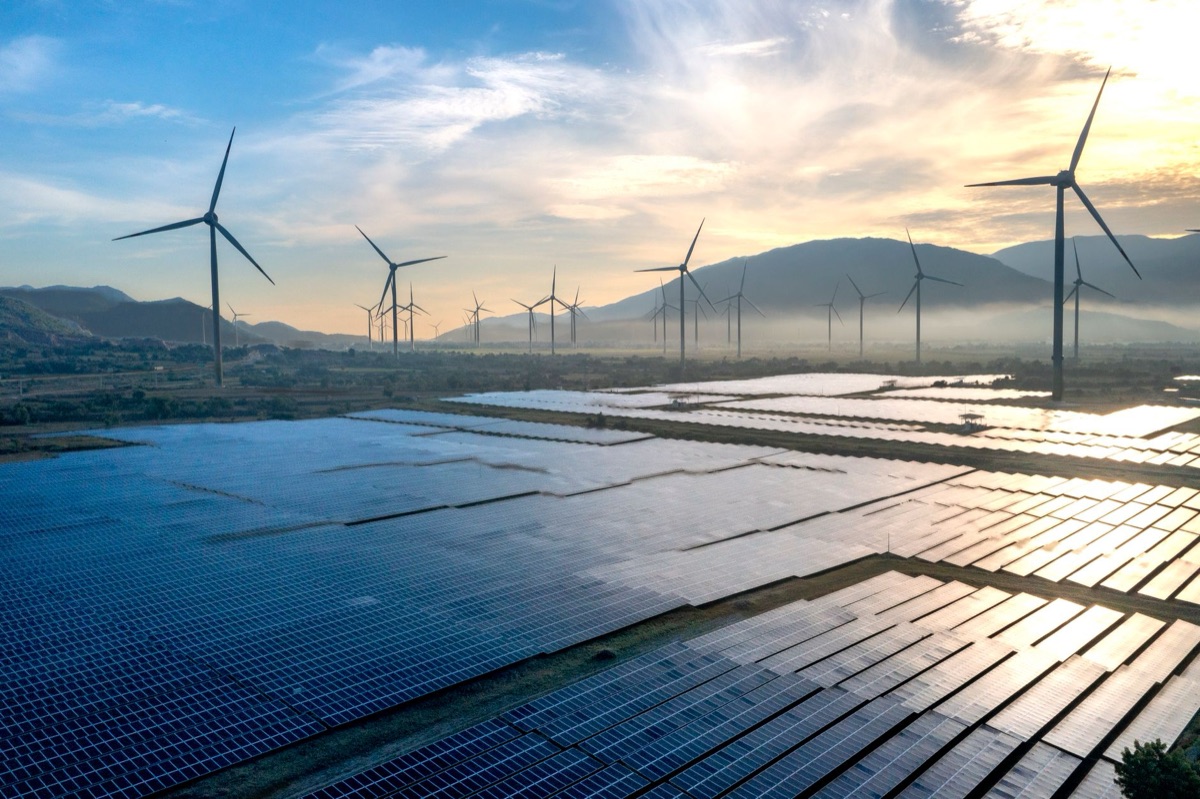 結合再生能源的太陽能與風力發電場