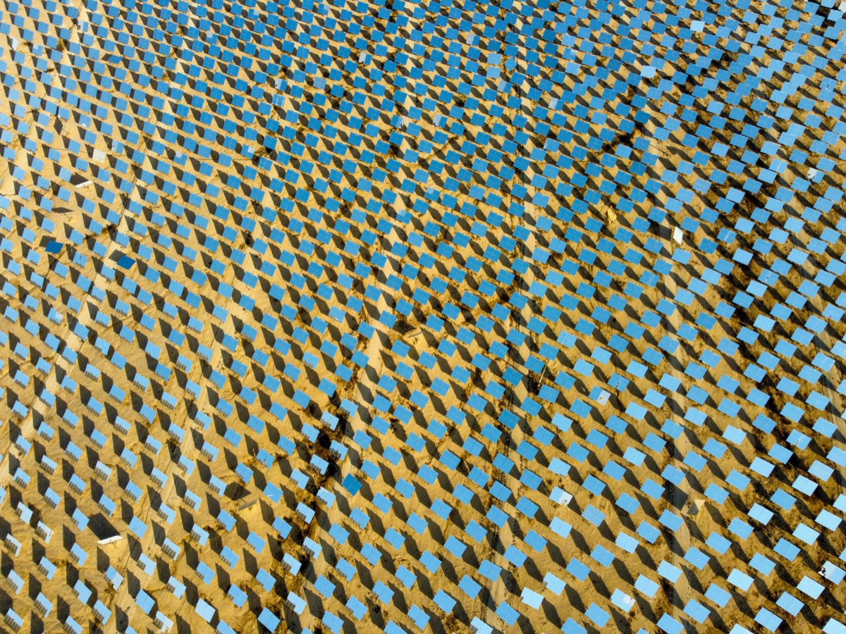 Luftaufnahme einer großflächigen Solaranlage.