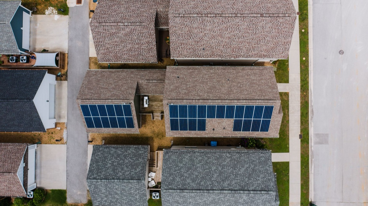 Instalación de paneles solares fotovoltaicos en una vivienda unifamiliar.