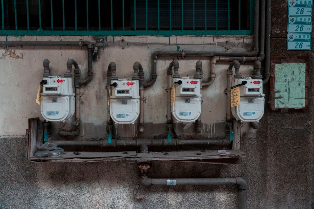 Medidor de energía digital mostrando el ahorro de electricidad.
