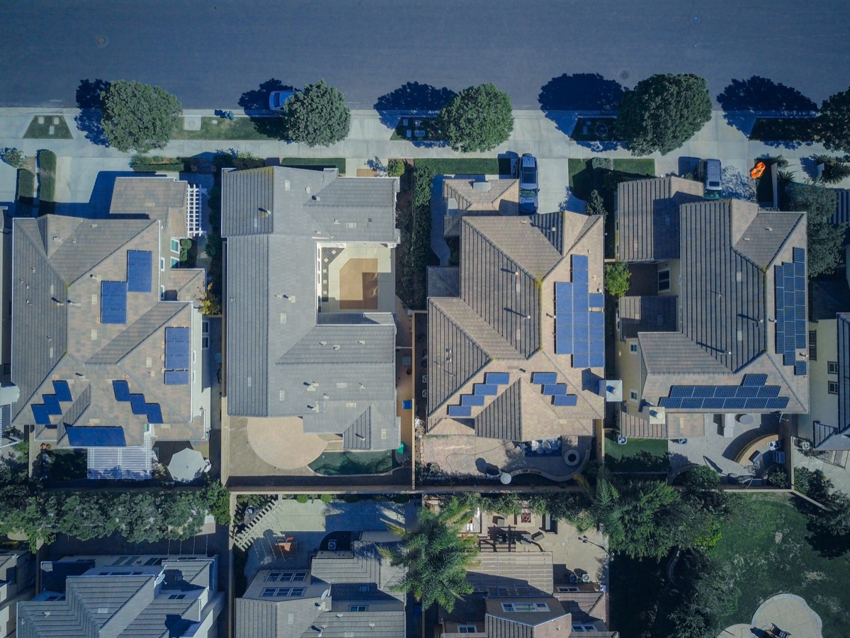 Installation de panneaux solaires sur le toit d'une maison résidentielle