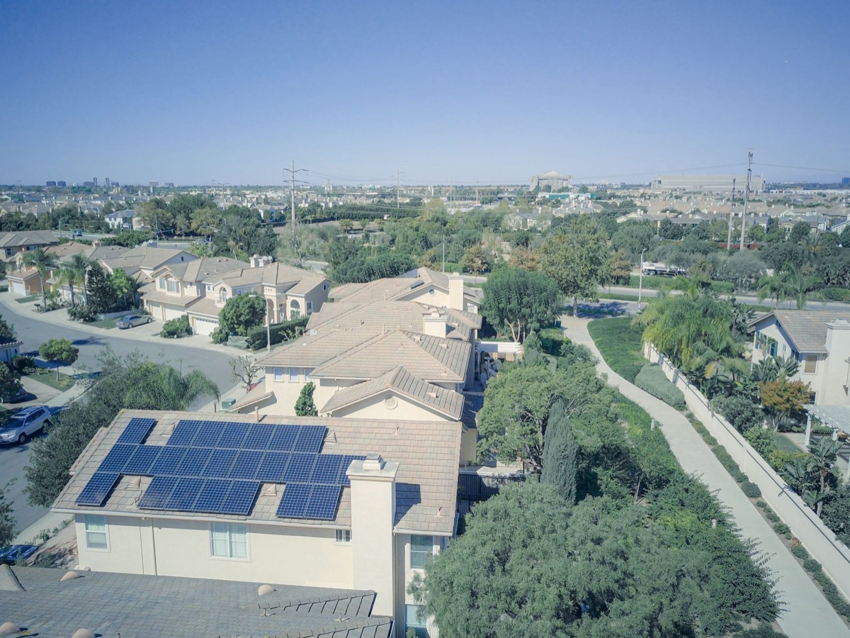 Pannelli solari installati sul tetto di una casa residenziale.