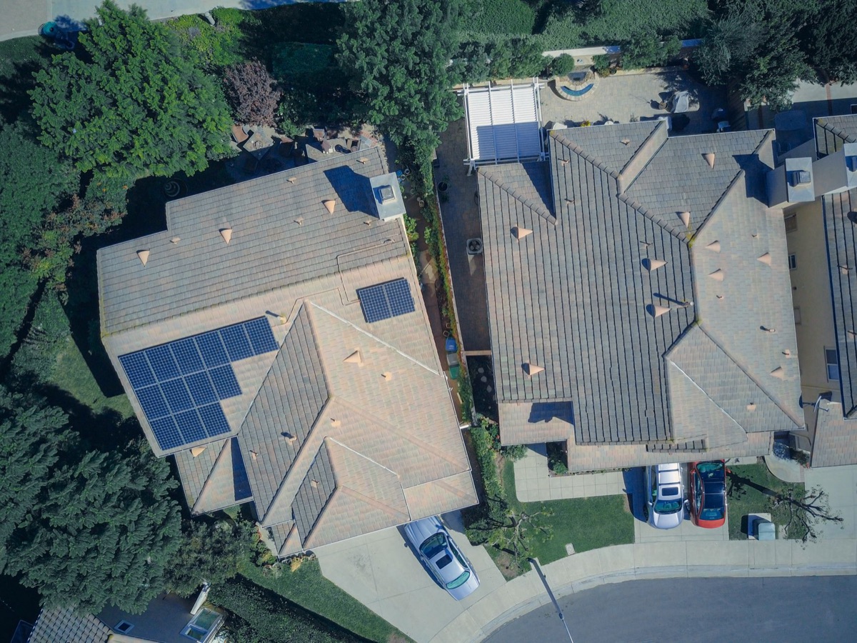住宅の屋根に設置された太陽光発電システム