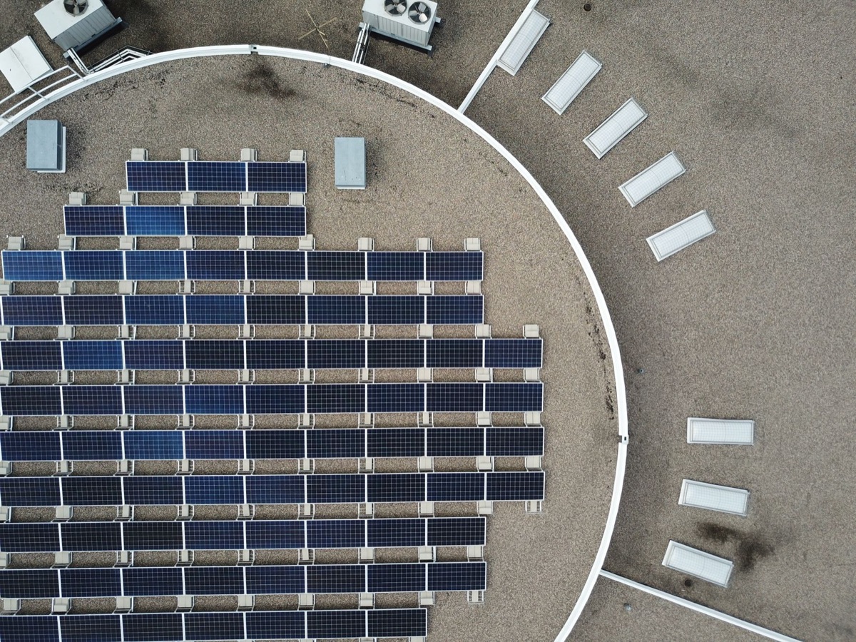 Painéis fotovoltaicos instalados em um telhado residencial.