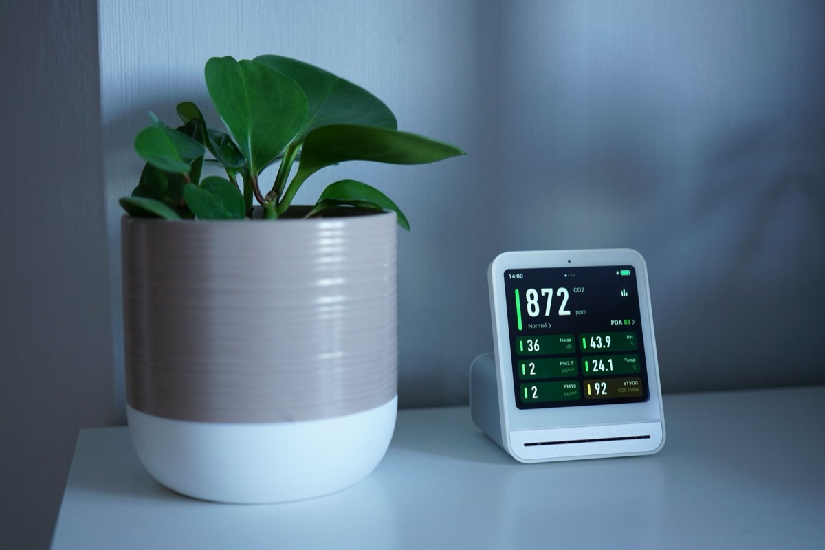 顯示能源使用資料的智慧電力監測儀器
