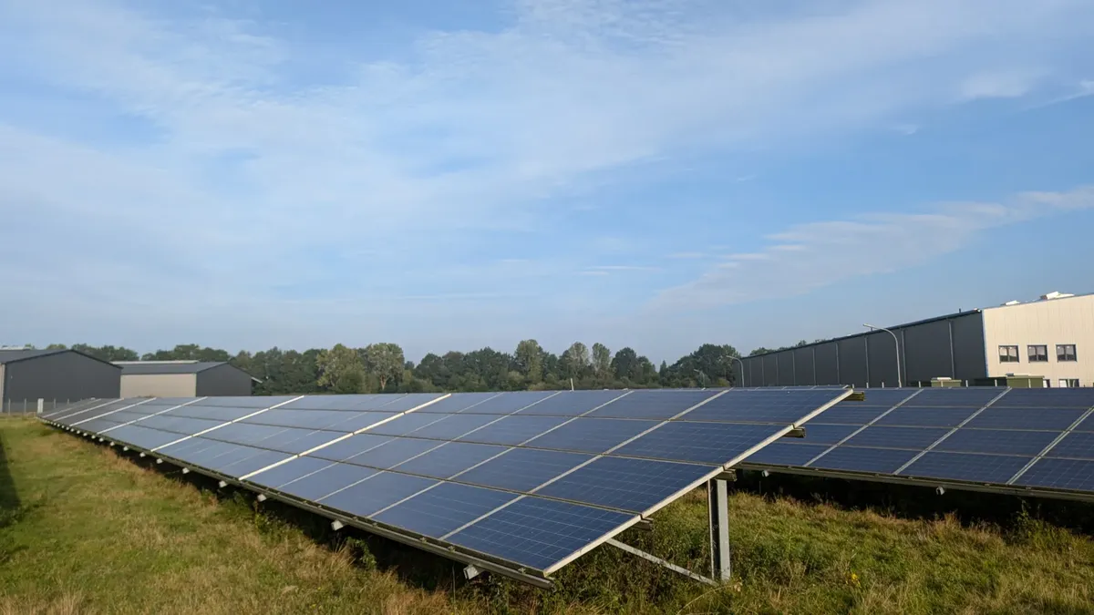 Ratzeburgの場に設置された太陽パネルが、晴れた日の間、再生可能エネルギーを捕らえています。